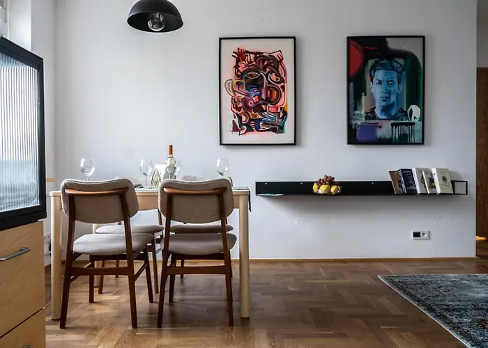 Oomph Urbanvibe Centrum Stylish 2Br Hideaway